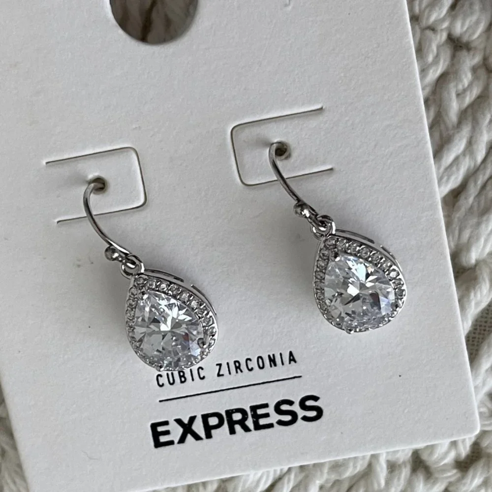 🌺 SOLD 🌺 NWT Silver Faux Diamond Earrings - Picture 7 of 7